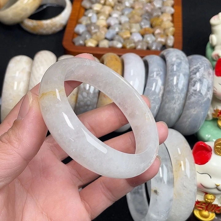 黑***虎硅化珊瑚（珊瑚玉）未镶嵌手链