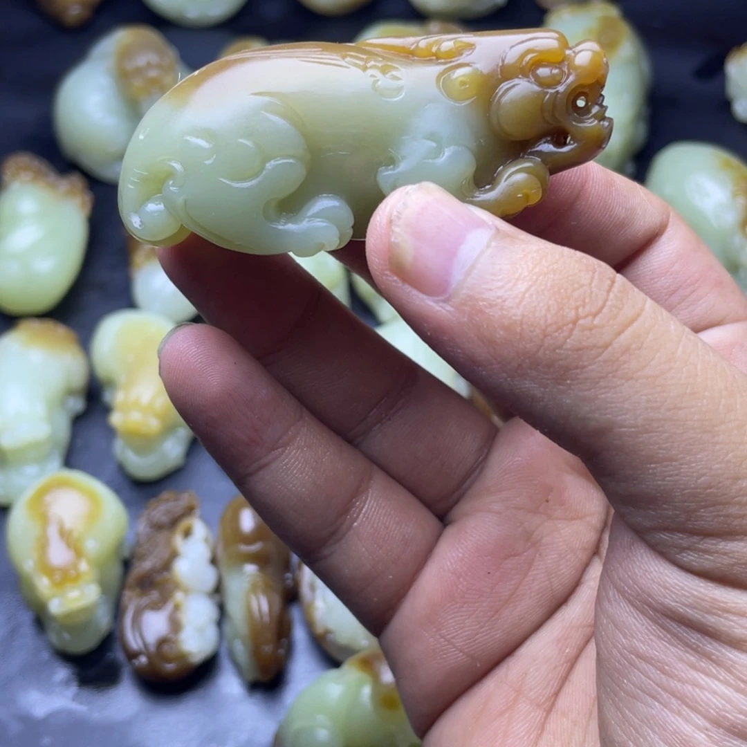 哗****和田玉（糖玉）未镶嵌颈饰