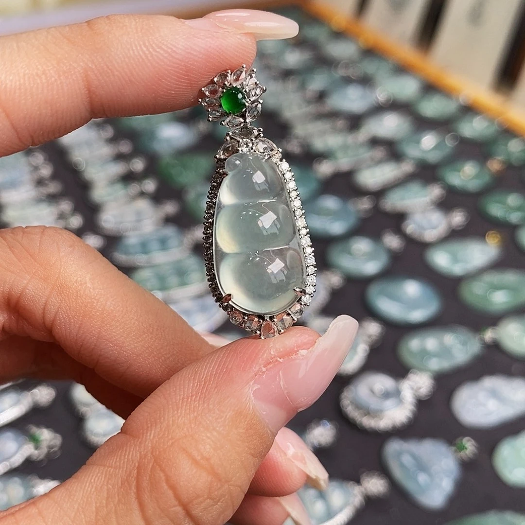 翡翠18K金镶嵌颈饰天然缅甸A货翡翠福豆