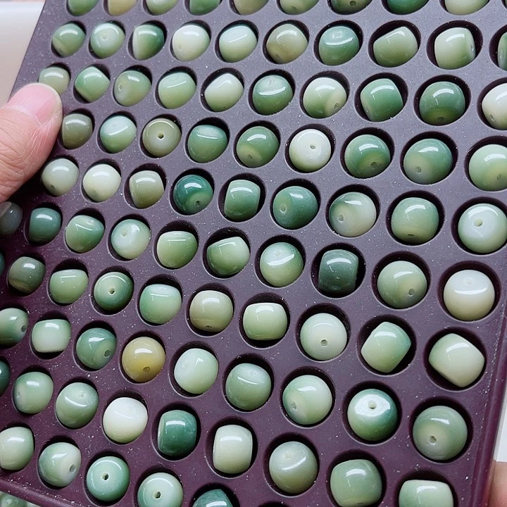 白玉菩提吊坠瑕疵11-8青提直切飘花120颗