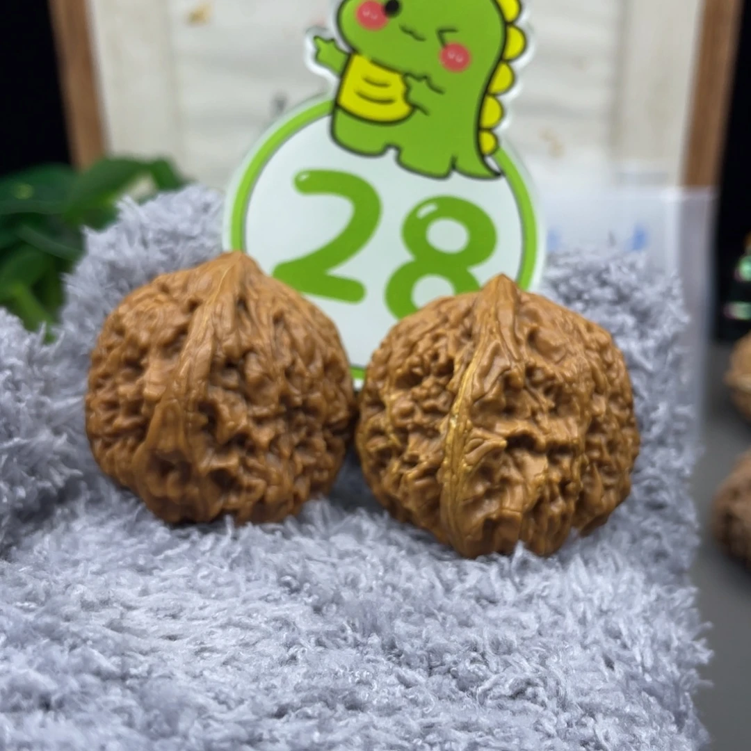 文玩核桃吊坠卷边凹底南疆（带黄）