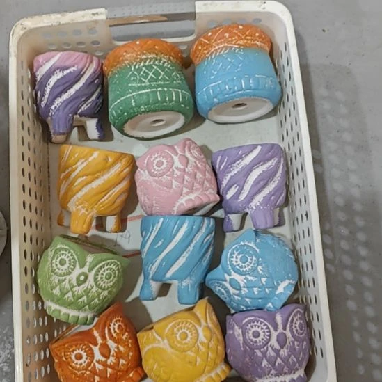 当场拍满15元发货不凑不发，花盆盆口不方不圆有针孔黑点是正常的，