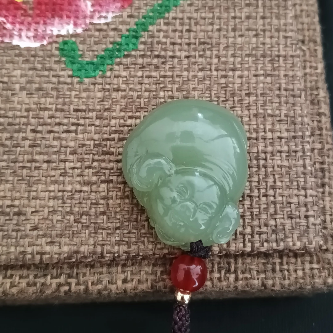 精雕和田玉哼哼来财发财小猪
