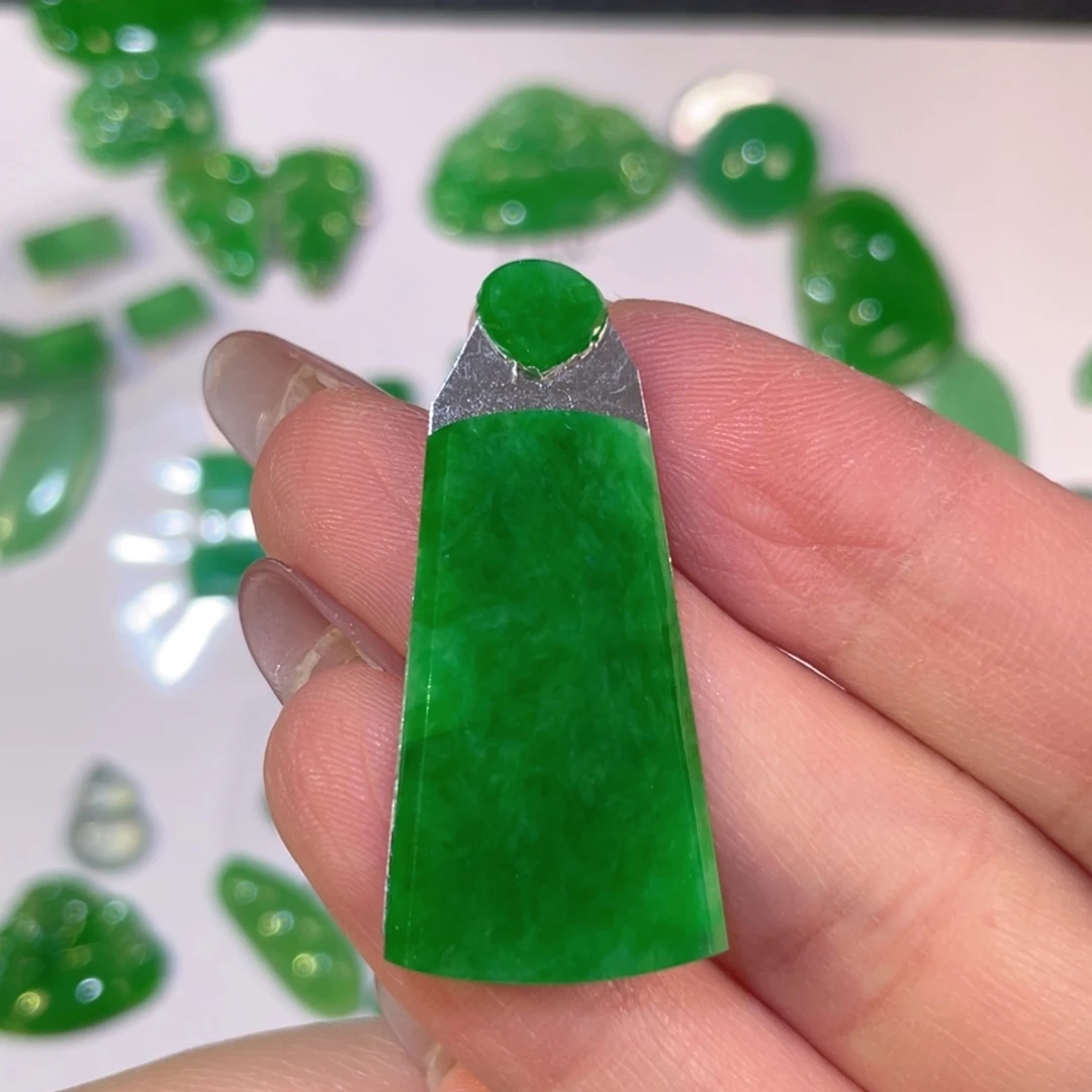 翡翠未镶嵌颈饰裸石