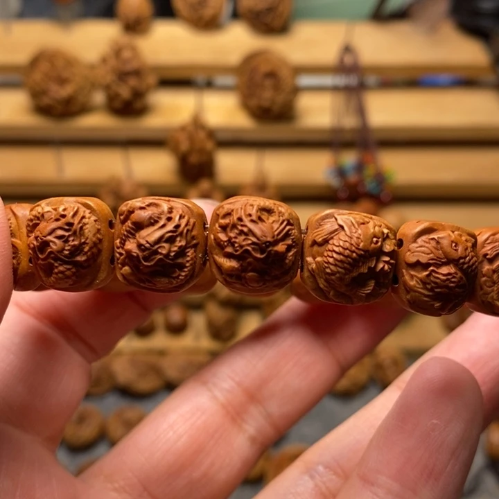 桃核雕刻鱼化龙小手牌