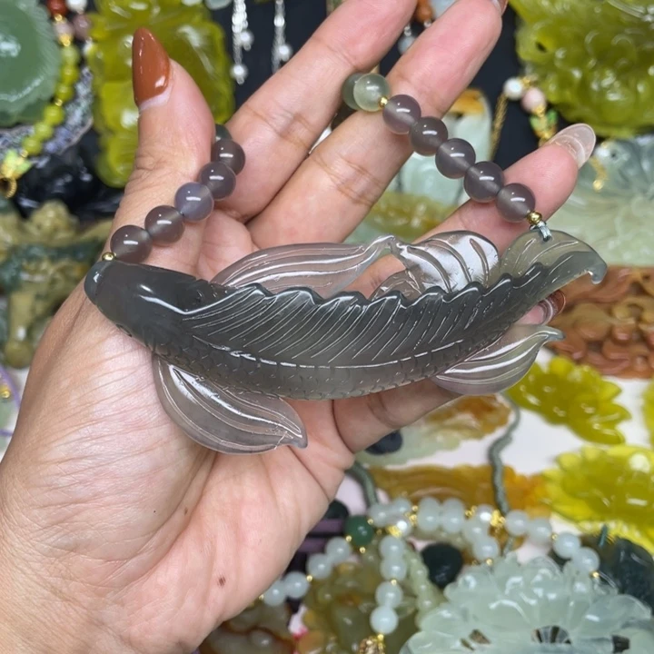 君***馆蛇纹石玉未镶嵌颈饰
