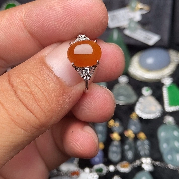 颈饰未镶嵌翡翠戒指
