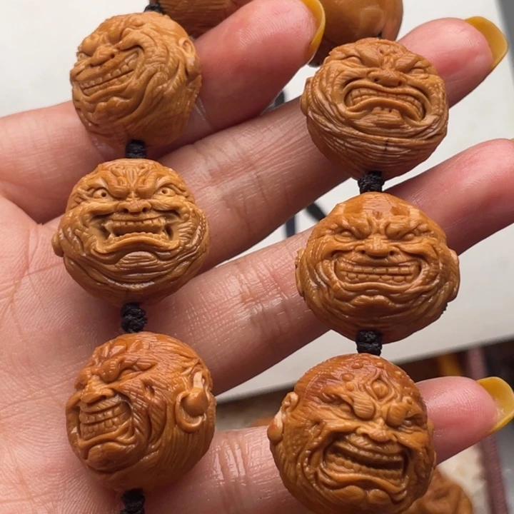 橄榄核吊坠雕刻艺术作品