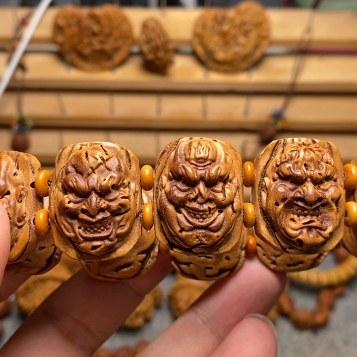 一****?桃核雕刻恶僧手牌