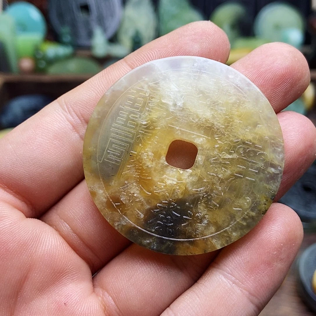 蛇纹石玉挂件未镶嵌白*