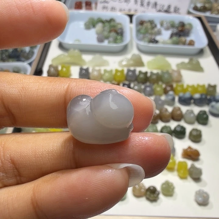 s***i和田玉未镶嵌珠宝奇石有裂