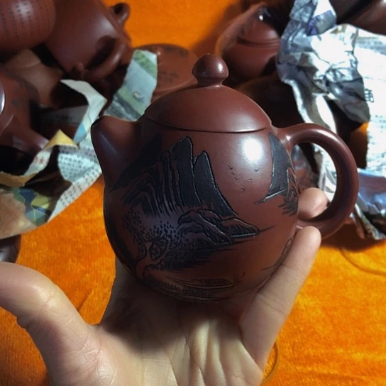 紫砂茶壶原矿泥料手工制作的紫砂壶。