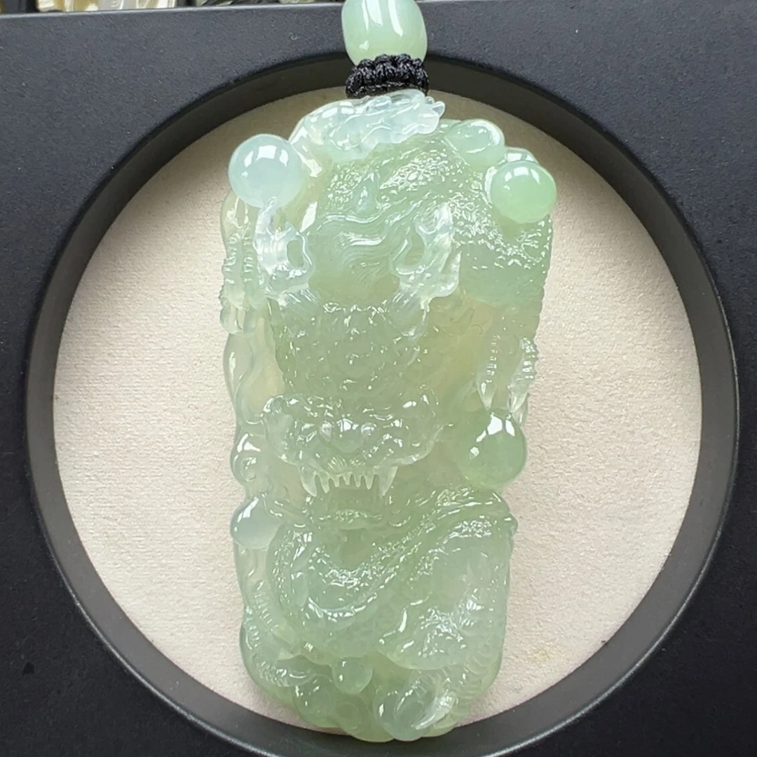 翡翠未镶嵌颈饰龙