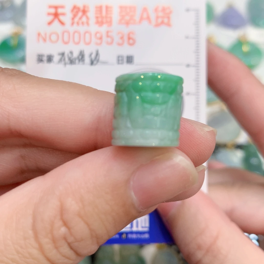 翡翠未镶嵌颈饰路路桶