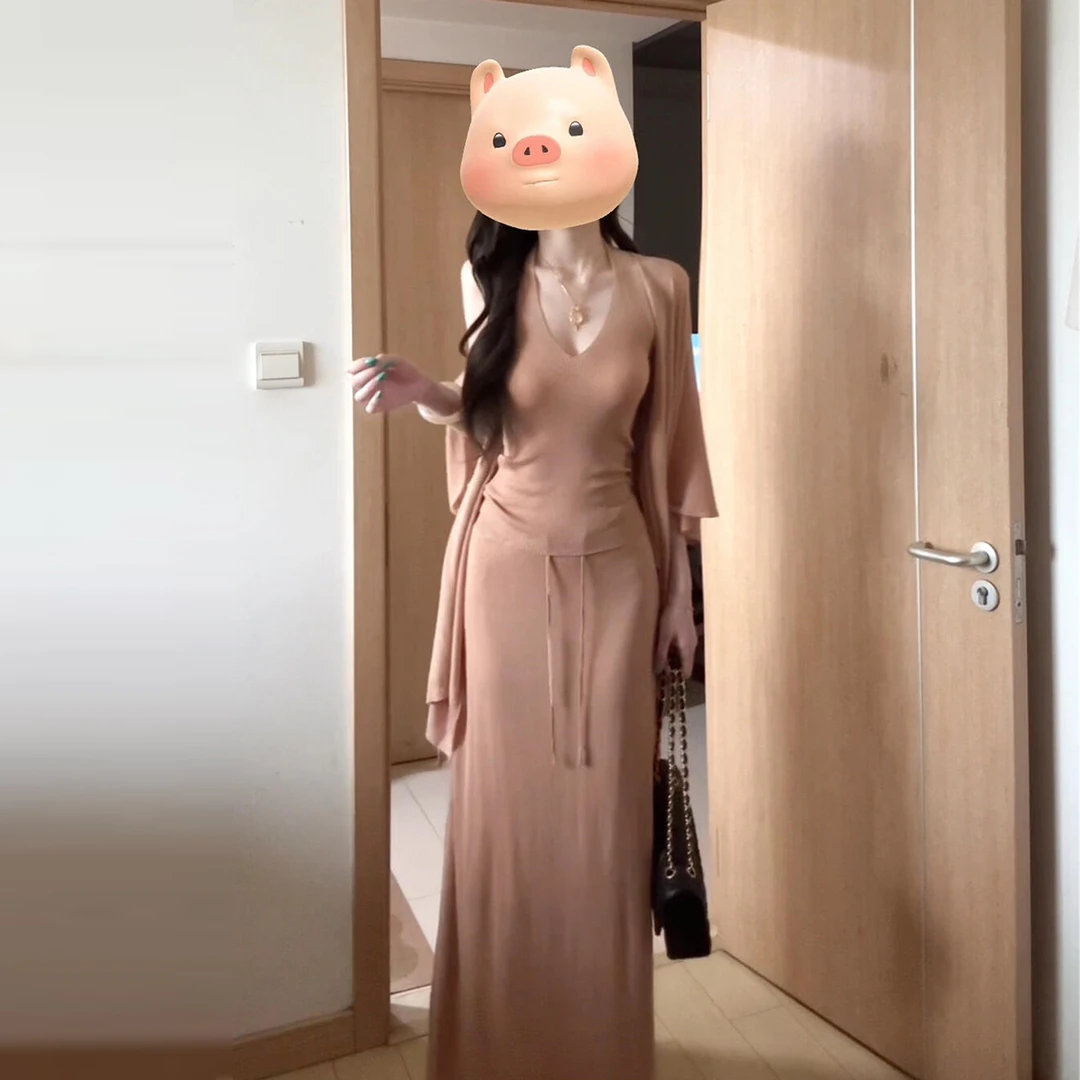 法式粉色挂脖吊带连衣裙子女秋冬季2025新款气质穿搭三件套装长裙