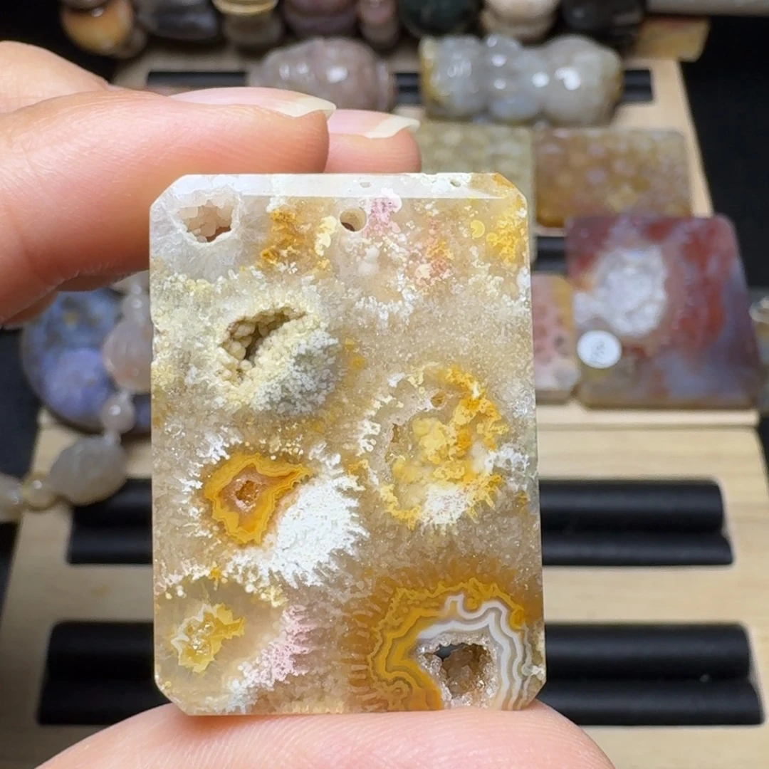 石英质玉未镶嵌带晶洞的彩共生