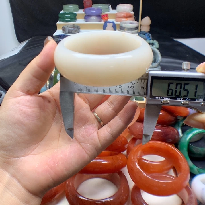 未镶嵌手镯石英质玉