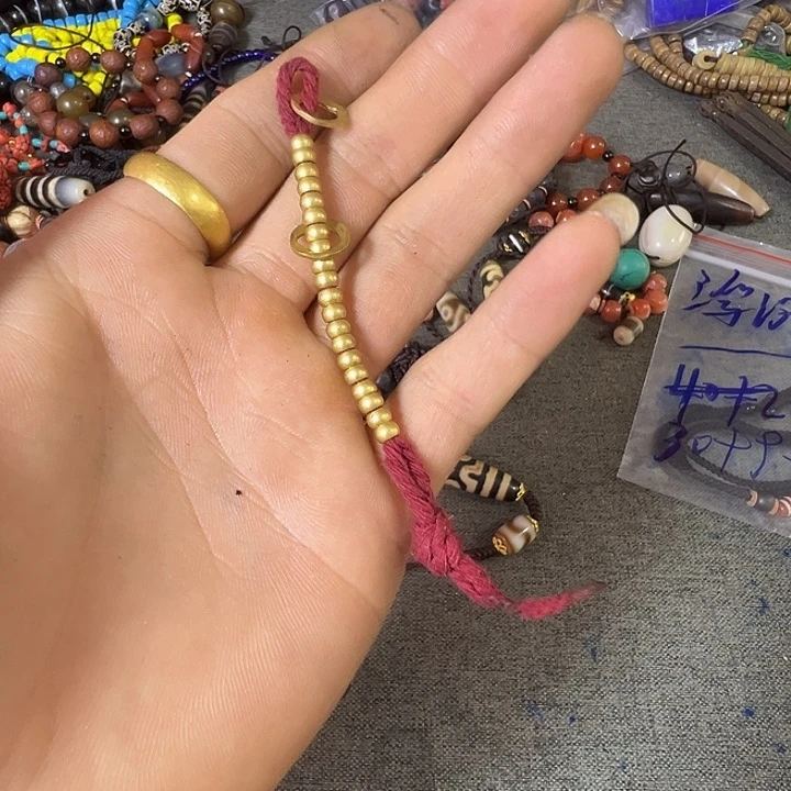壹*?珠子的颜色是蓝色