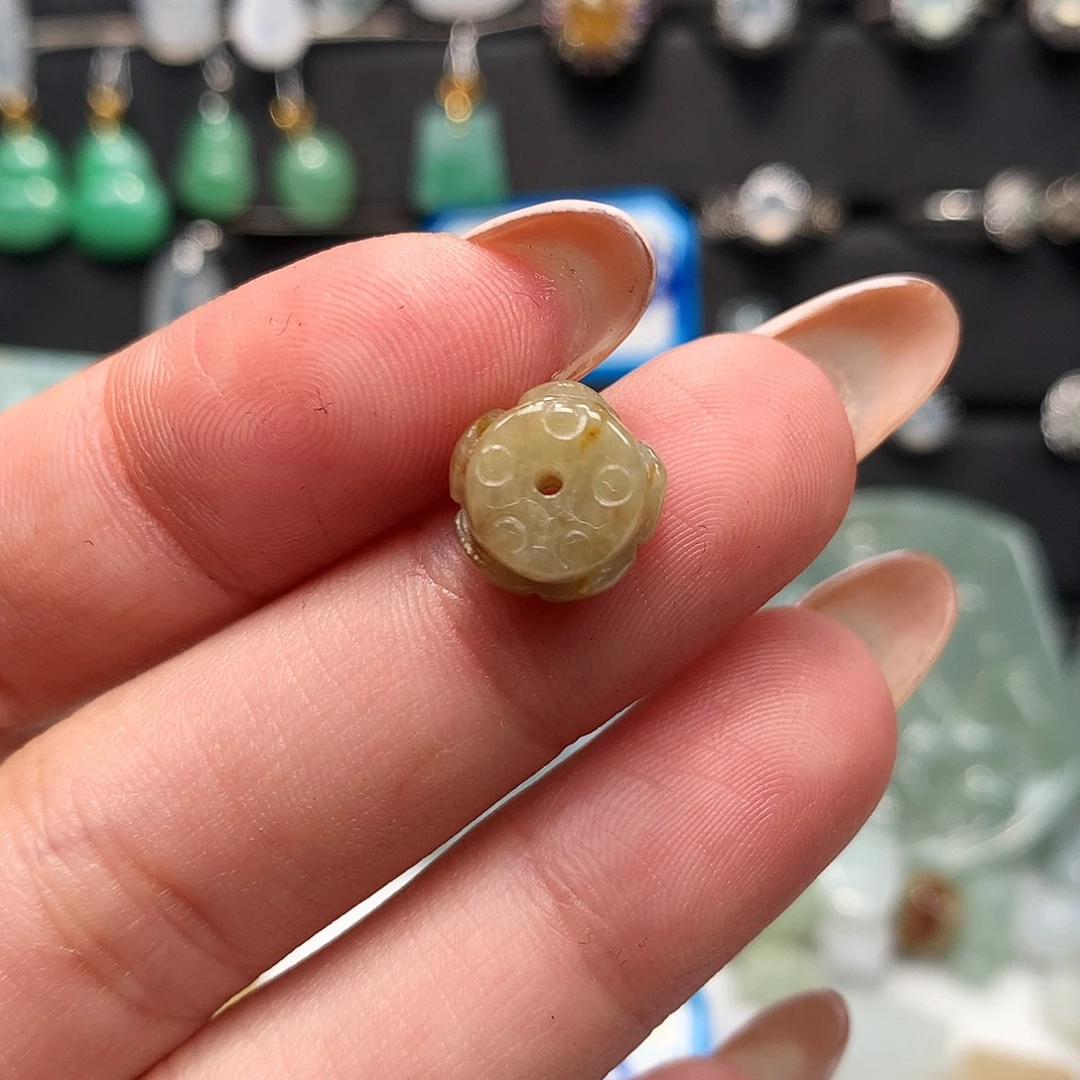 翡翠未镶嵌颈饰黄翡莲花