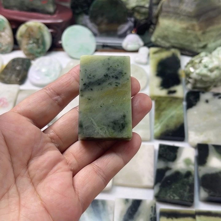 独山玉未镶嵌颈饰