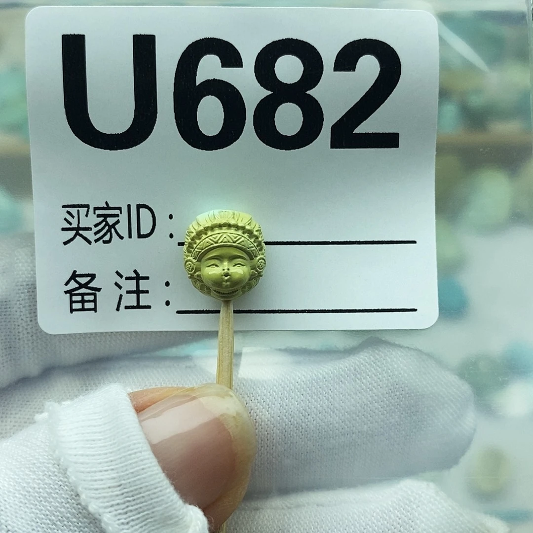 未镶嵌绿松石配饰嘟嘟嘴女孩