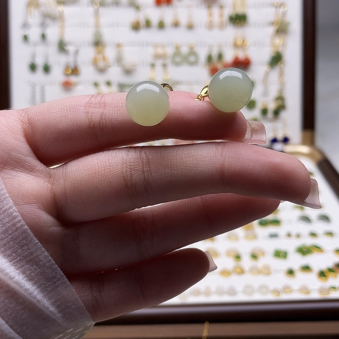 小***界和田玉未镶嵌耳饰