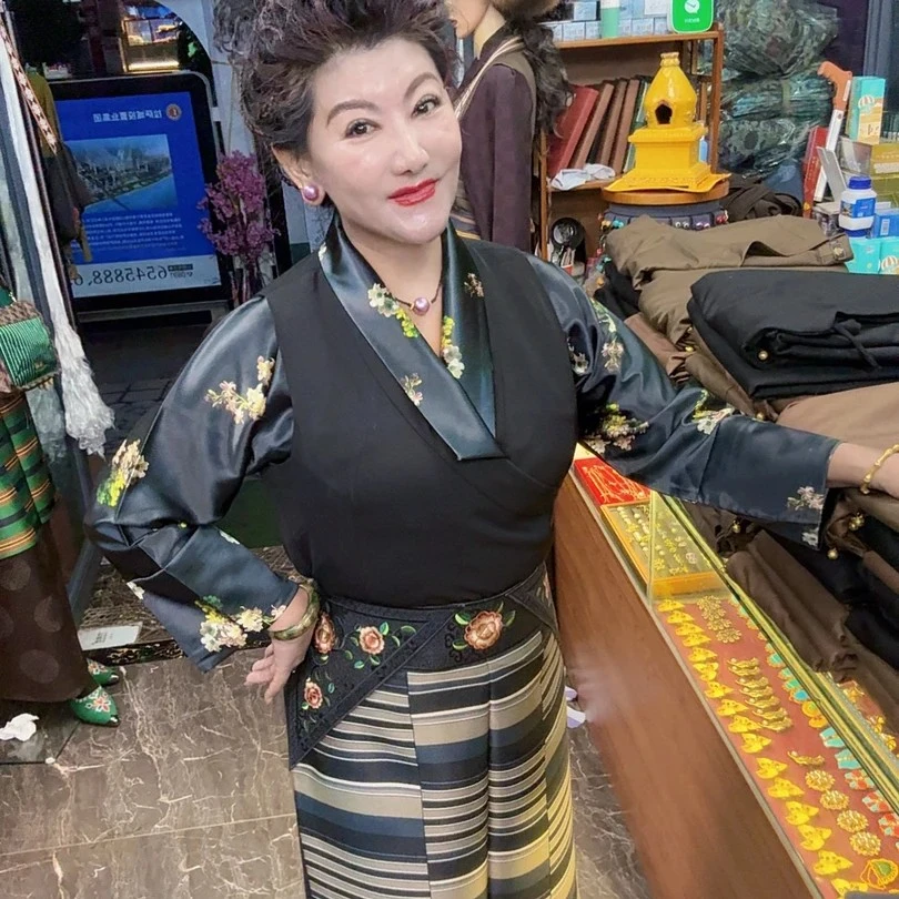 黑色黄绿花衬衫和帮典一套（带卓典）