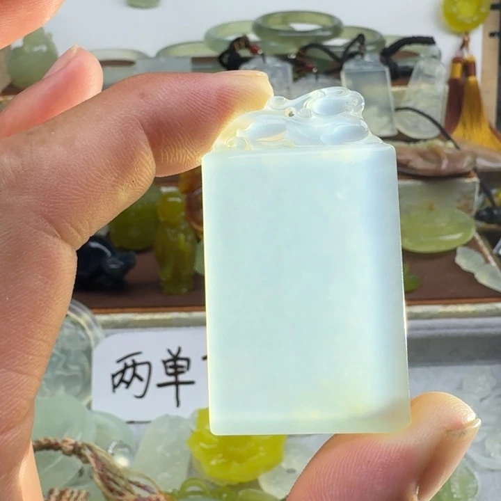 M***埃未镶嵌蛇纹石玉颈饰