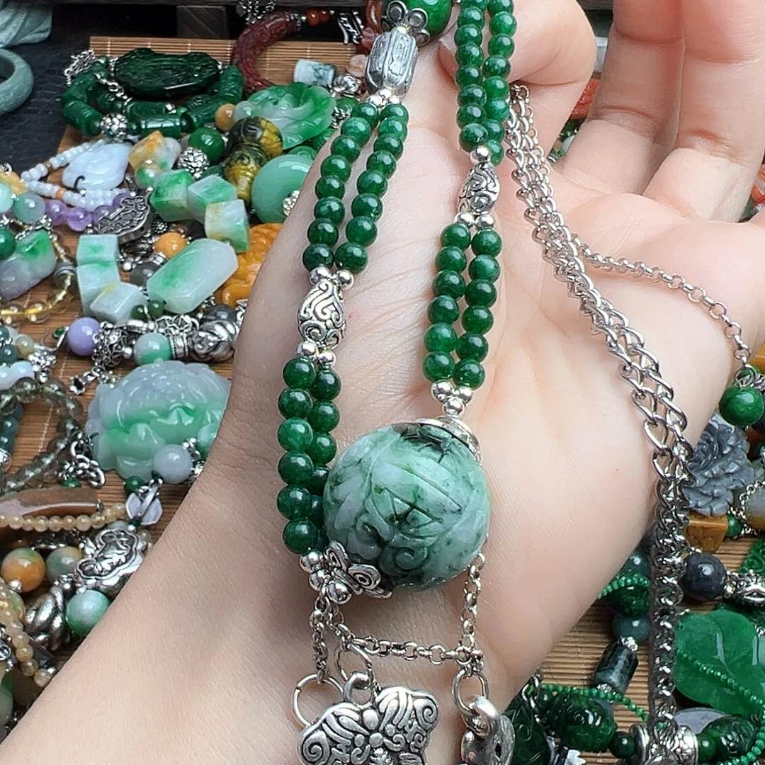 芷***暗翡翠未镶嵌颈饰吊坠