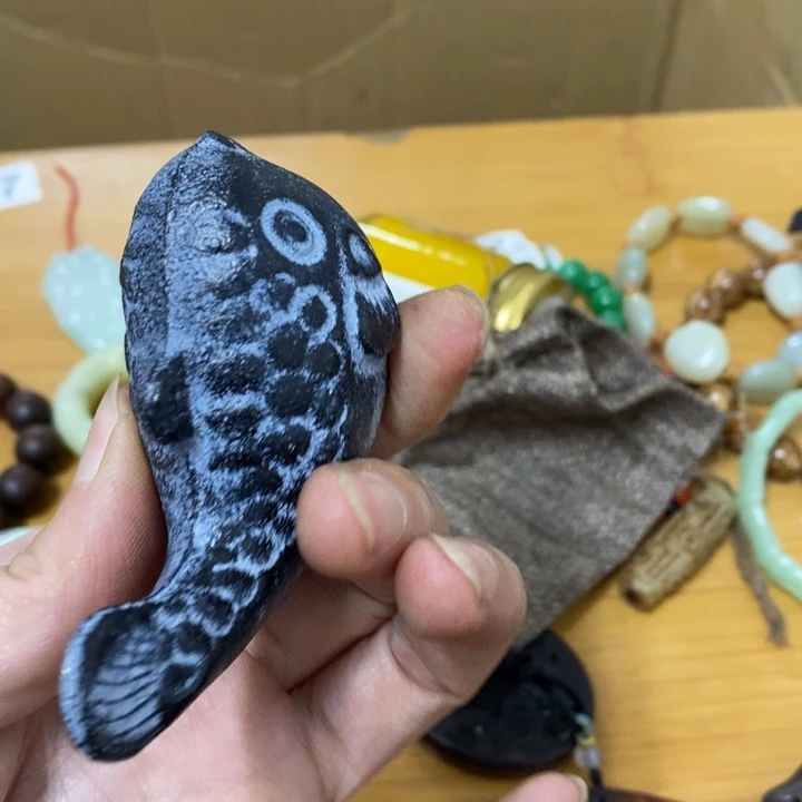 瓷片哈中工工艺品一件