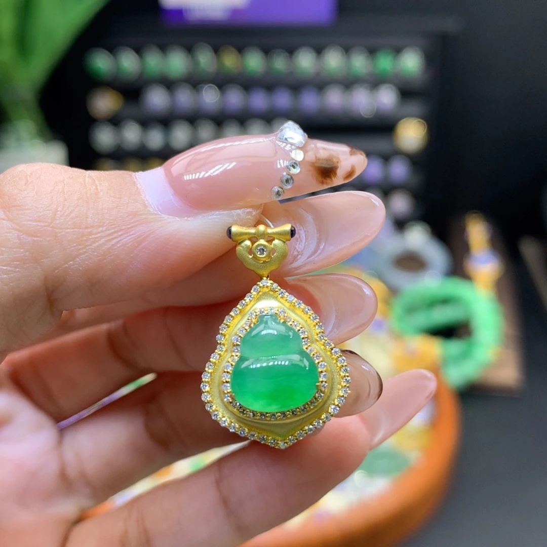 翡翠18K金镶嵌颈饰