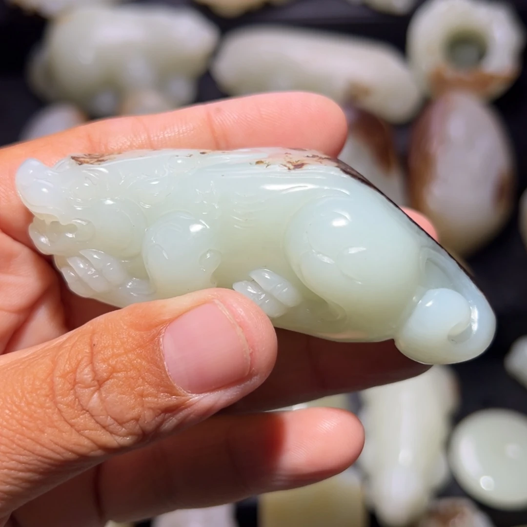 小***们和田玉未镶嵌颈饰