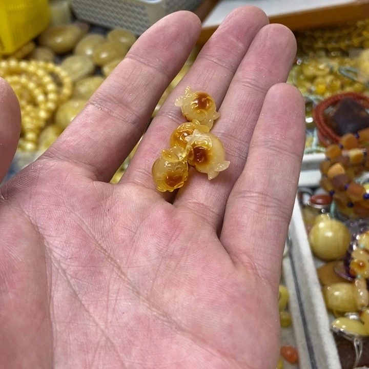 蜜蜡未镶嵌裸石多样性发货其一