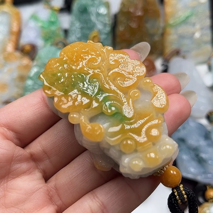 翡翠未镶嵌颈饰貔貅