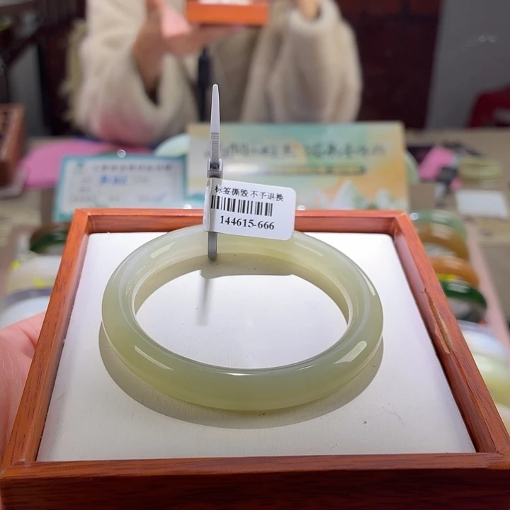 和田玉未镶嵌手镯57。53