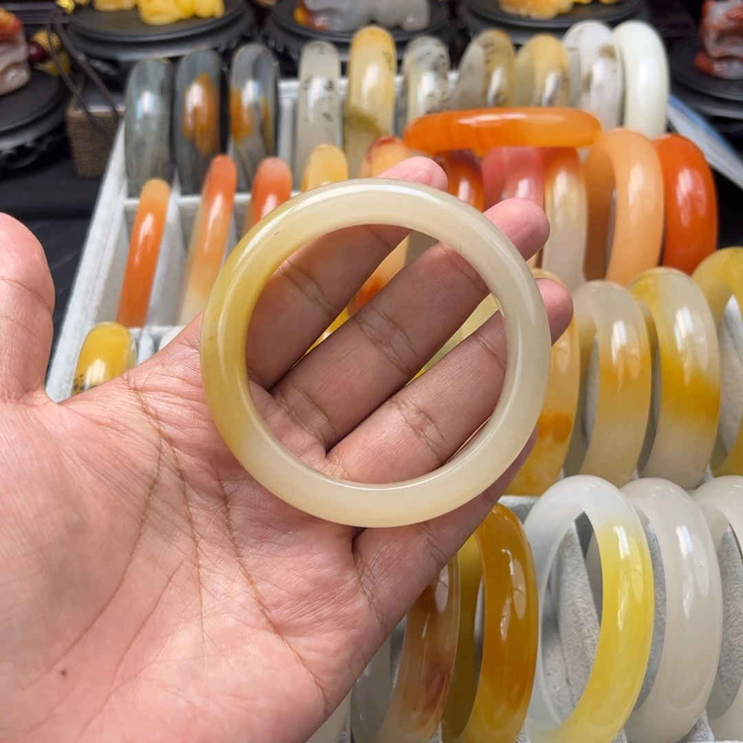 石英质玉（黄龙玉）手镯未镶嵌余**见