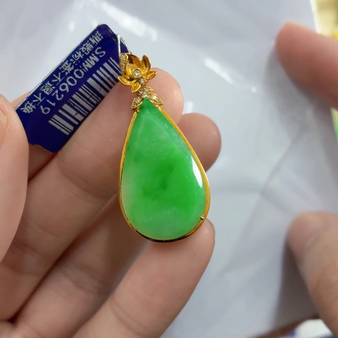 翡翠18K金镶嵌颈饰