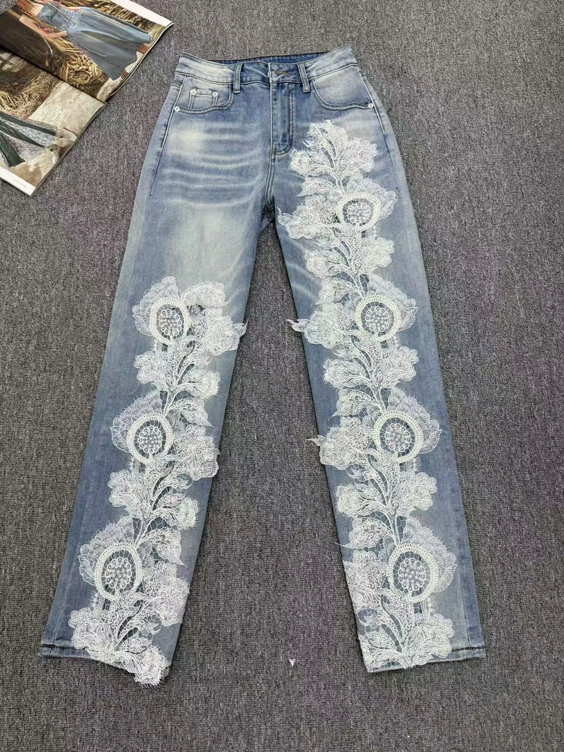 欧货女装原创2025夏季新款薄款白色镂空蕾丝刺绣阔腿牛仔裤。