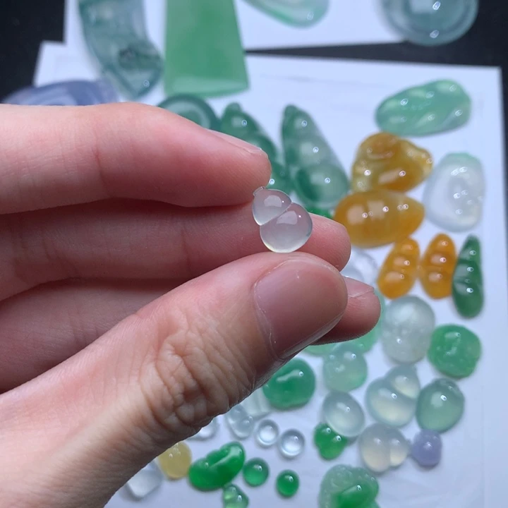 翡翠未镶嵌颈饰葫芦