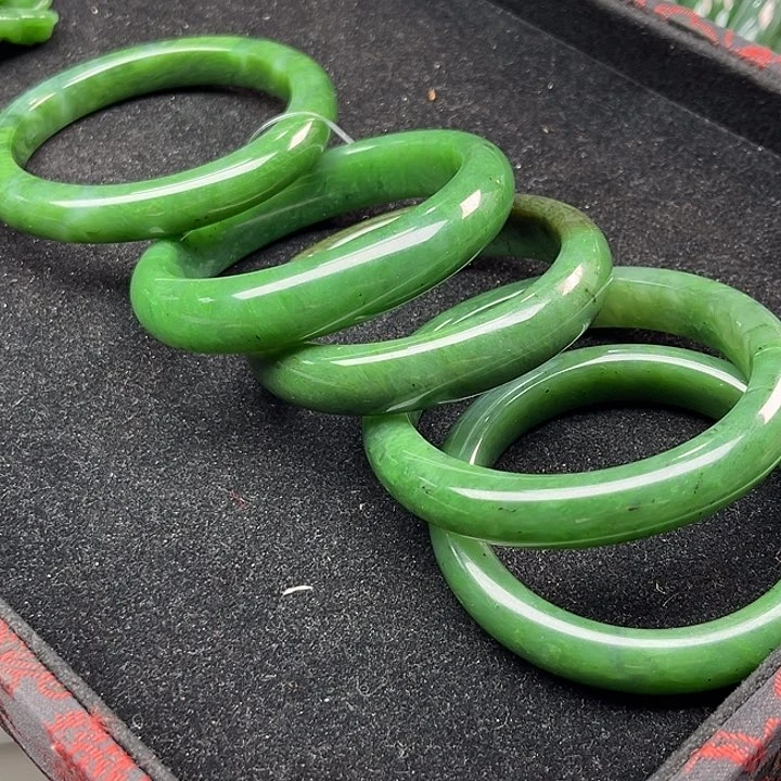 颈饰未镶嵌和田玉天然俄罗斯碧玉手镯多样性发一