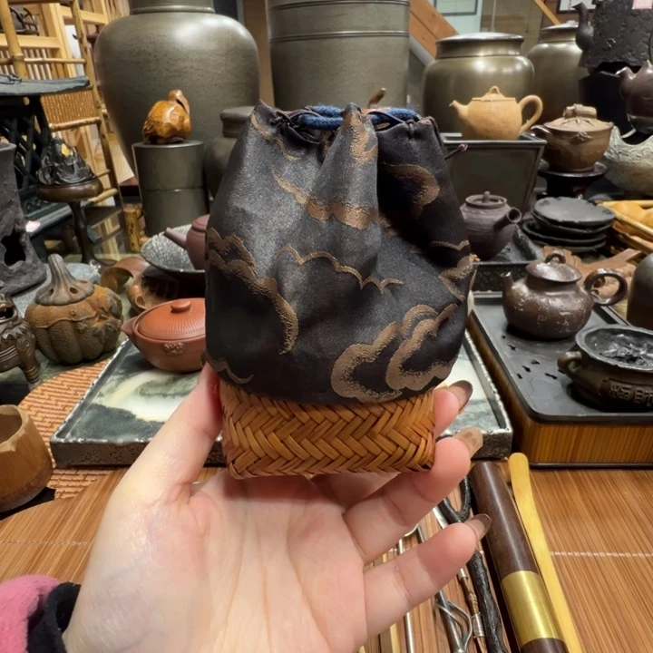 茶杯的颜色是蓝色还是蓝色呢