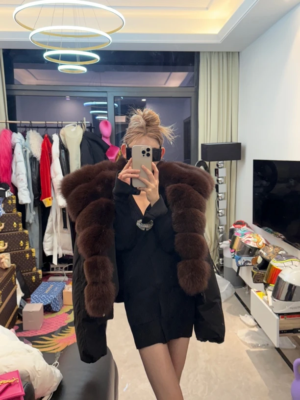 咖啡色不规则大毛毛外套