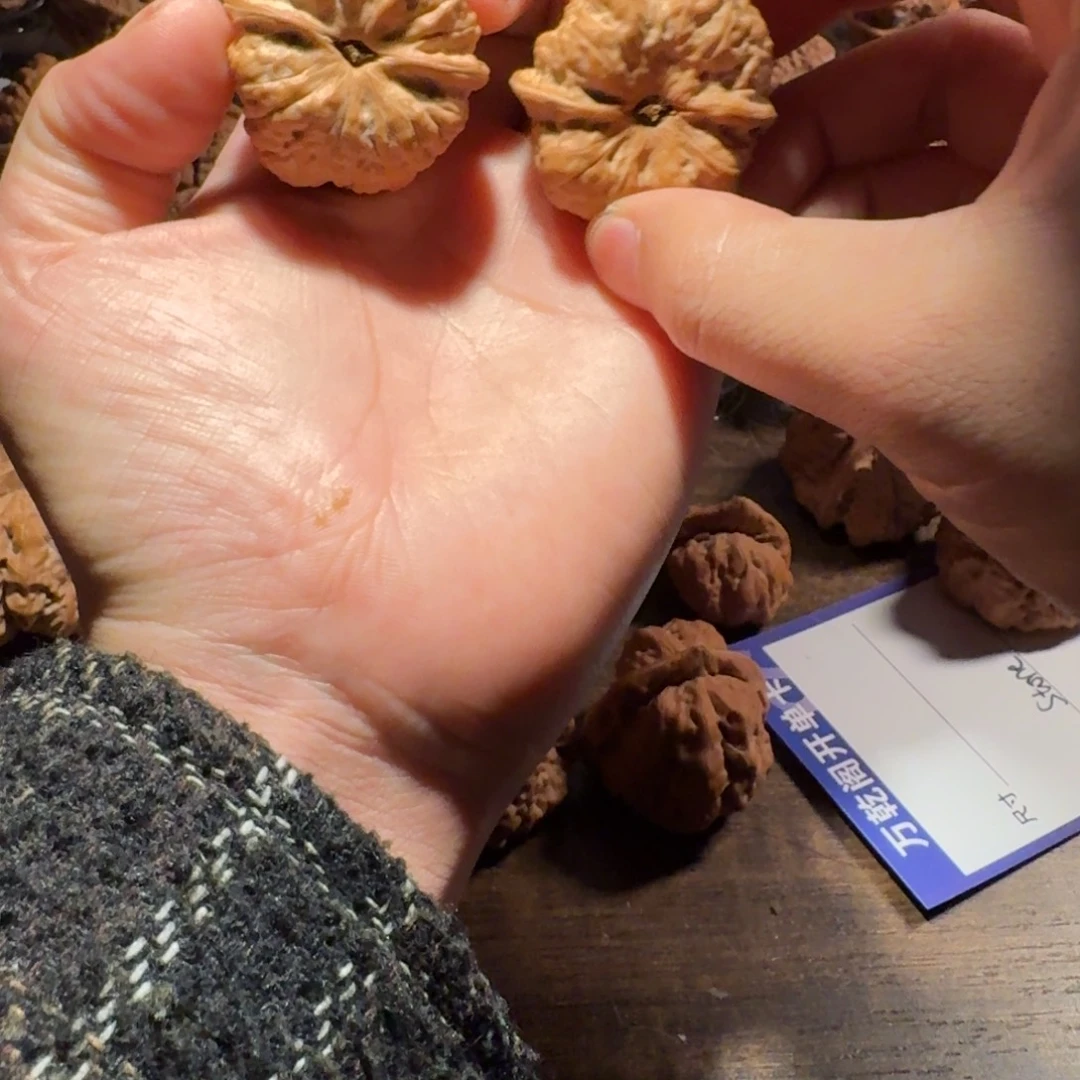 在***…吊坠文玩核桃蛤蟆的眼睛是真的好看啊我的