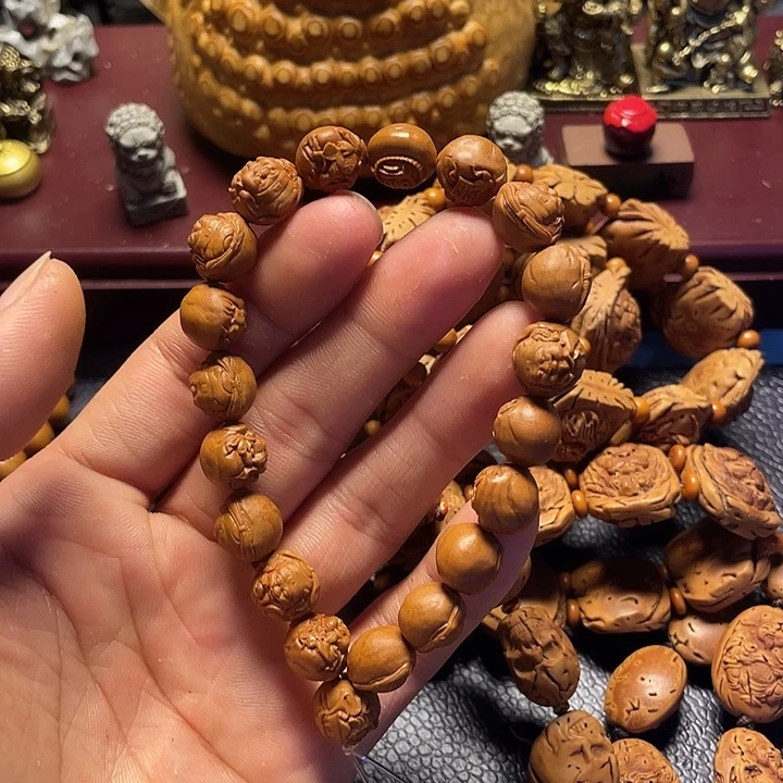 龙纹桃核雕刻横财神