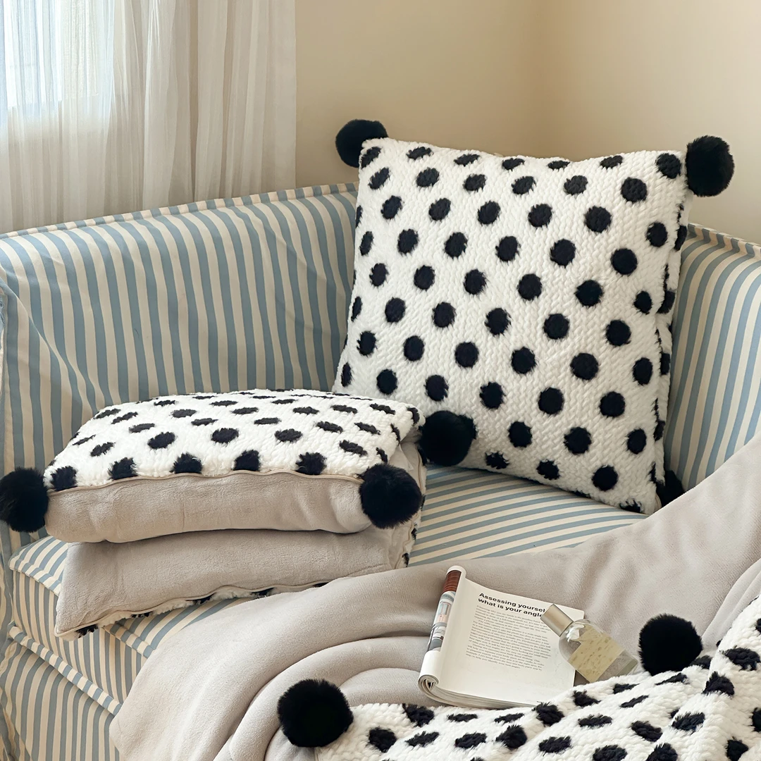 加厚牛奶绒黑白波点抱枕被子客厅沙发汽车办公室午休床头靠垫被子