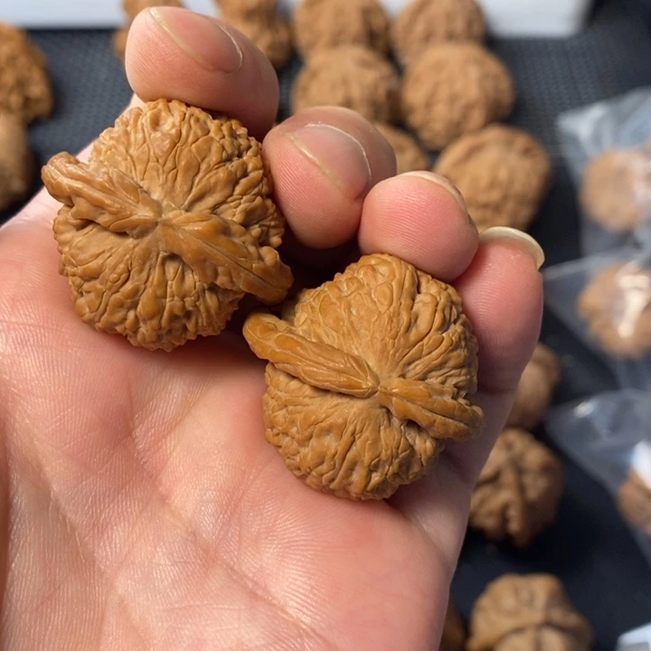 朴***煜桃核吊坠3676435688