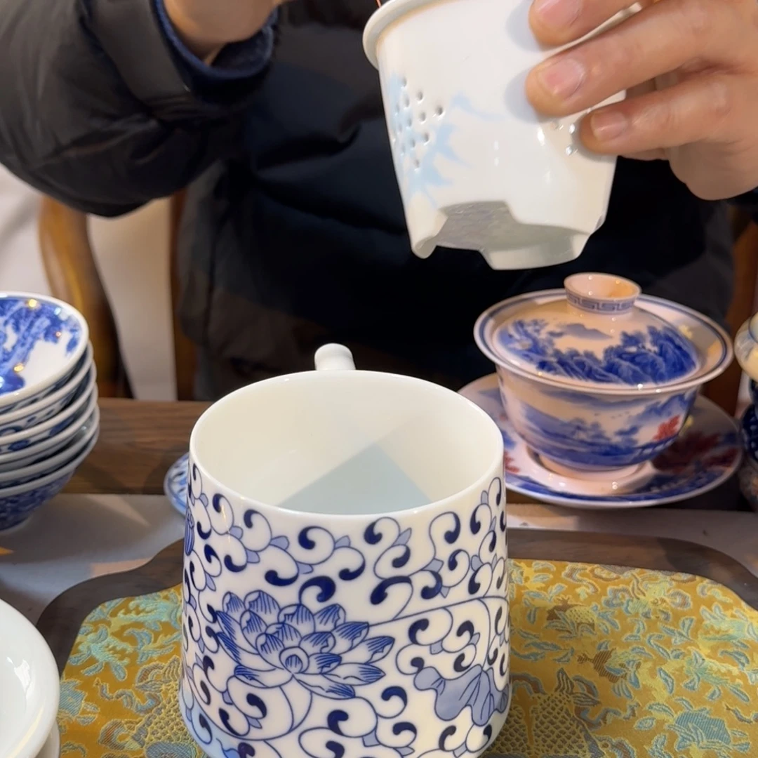 陶其他青花缠枝莲办公杯