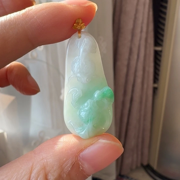 翡翠18K金镶嵌颈饰年年有余