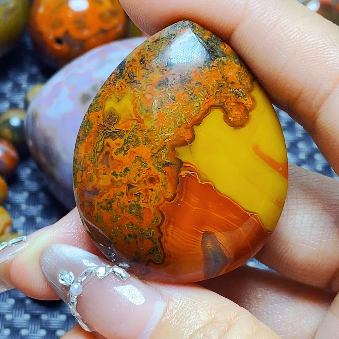 未镶嵌颈饰玛瑙/玉髓苏*