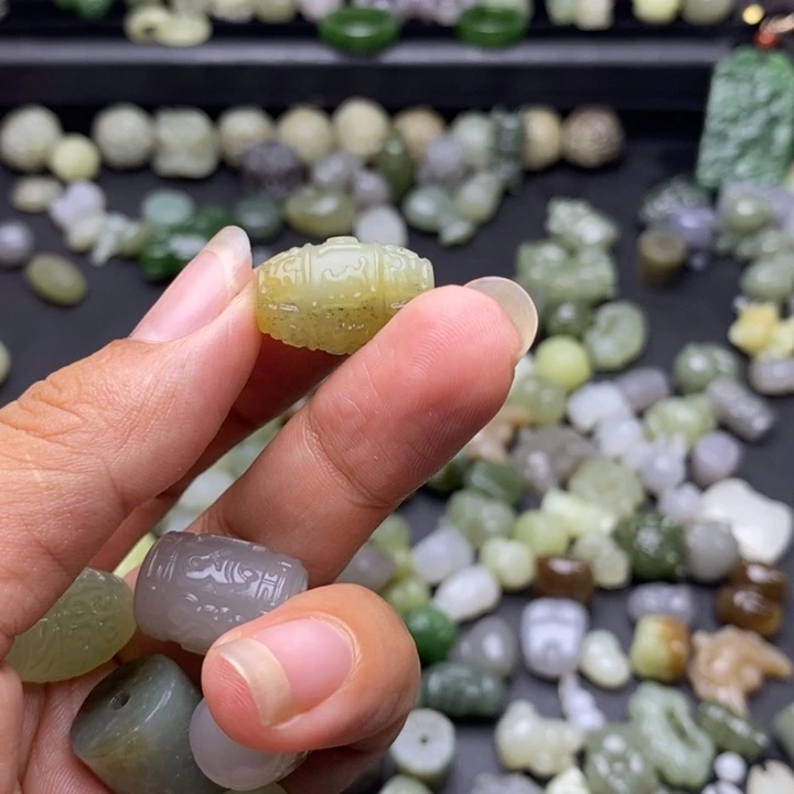 早***阳颈饰未镶嵌和田玉